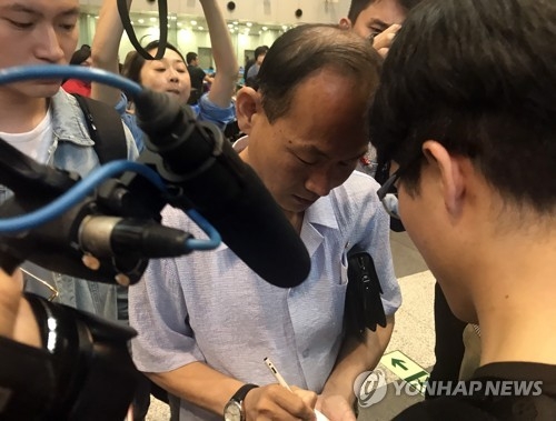 報道陣のインタビューに応じるウォン・ジョンヒョク氏＝２２日、北京（聯合ニュース）