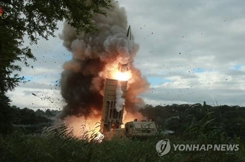 １７日に朝鮮中央テレビが公開した「北朝鮮版ＡＴＡＣＭＳ（米軍の地対地ミサイル）」と呼ばれる短距離弾道ミサイルの発射場面＝（聯合ニュース）≪転載・転用禁止≫