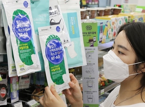 コンビニで飛沫防止用マスクの販売が始まる(CU提供)=(聯合ニュース)≪転載・転用禁止≫