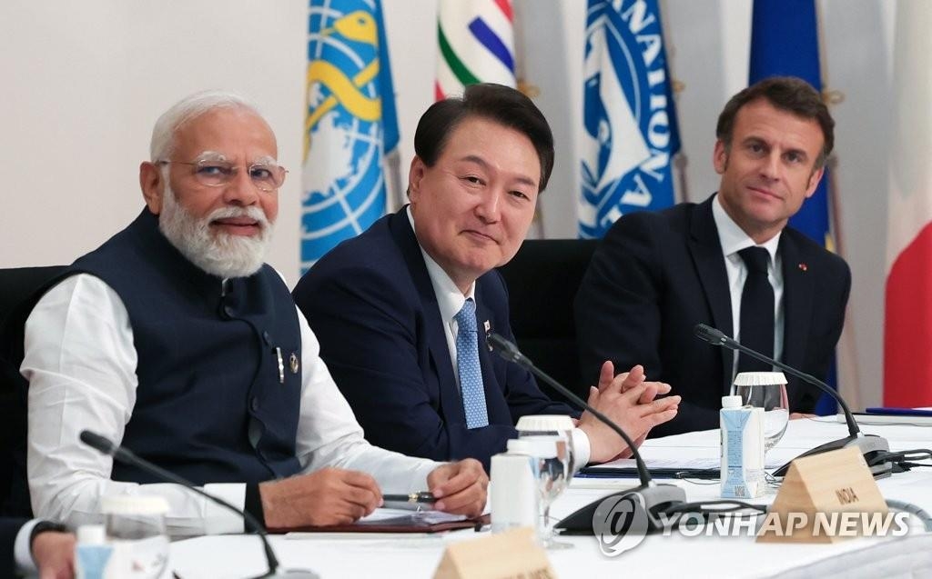 尹錫悦大統領(中央)が20日、日本の広島で開かれている先進7カ国首脳会議(G7サミット)の拡大会合に出席した。インドのモディ首相(左)、フランスのマクロン大統領の隣の席で会合に臨んだ尹大統領=(聯合ニュース)