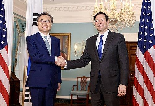 韓国の趙顕（チョ・ヒョン）外交部長官（左）と７月３１日に米ワシントンで会談したルビオ国務長官＝（聯合ニュース）