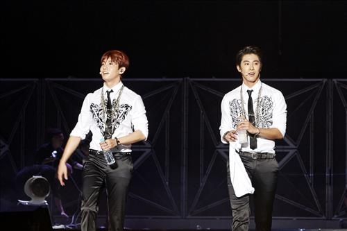 동방신기 '일본 골드디스크 대상'서 2년 연속 5관왕 - 2