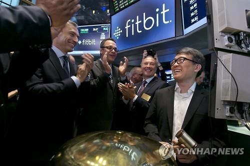 웨어러블 밴드시장 경쟁 가속화…핏빗 실적발표 주목 - 2