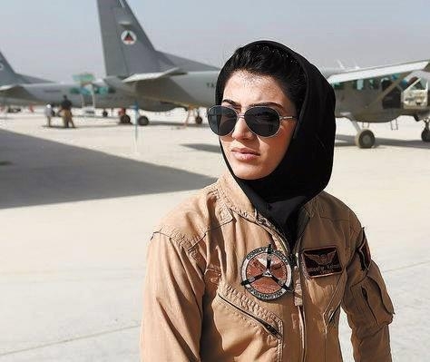 "그만둬, 죽이겠다" 아프간 첫 여성 조종사의 시련 - 2