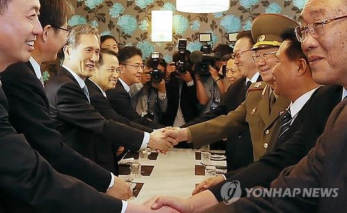 南김관진·北황병서, 지난해 10월이후 10개월만에 대좌 - 2