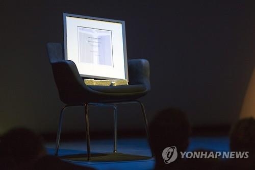 스노든, '표현의 자유상' 결국 비디오 중계로 수상 - 3