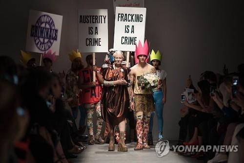 '탱크시위' 웨스트우드, 이번엔 패션쇼를 시위장으로 - 2