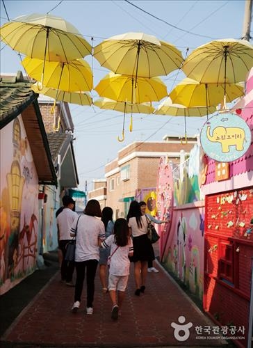 "이국적이고 동심이 있는 차이나타운·동화마을 오세요" - 5