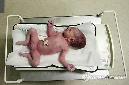 "여름에 태어난 아기가 성인되면 더 키크고 건강" - 2