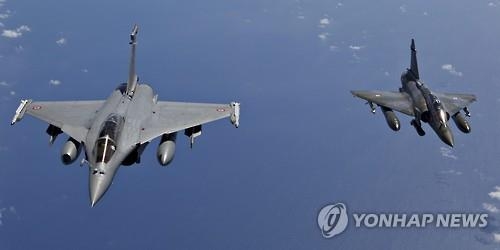 프랑스, 'IS 심장' 시리아 락까 대규모 공습…테러 응징(종합) - 2