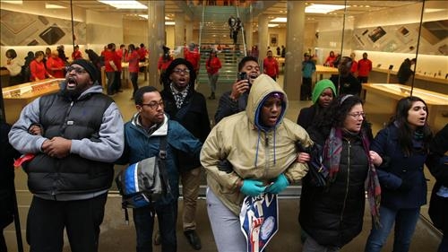 시카고 흑인들 대규모 시위…블랙프라이데이 쇼핑가 점령(종합) - 3