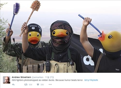 "IS-러버덕 합체"…합성사진으로 테러위협 맞서는 네티즌들 - 2