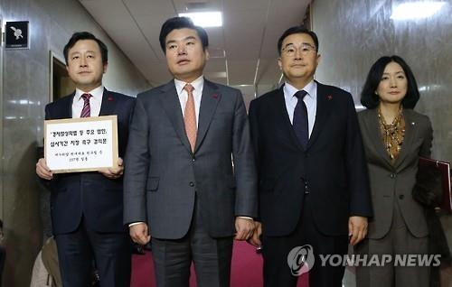 '직권상정 결의문' 들고 온 與…자리박찬 정의장(종합2보) - 2