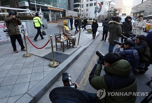 <위안부 타결> 中 "일본 반인도적 죄행에 책임지는 태도 보여야"(종합) - 2