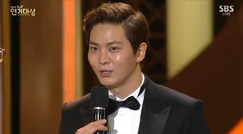 '용팔이' 주원, SBS 연기대상…"내일이 기대되는 배우 되고파" - 2