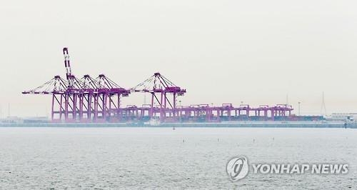 '인천항의 숙원' 신항 수심 14→16m 공사 "조기 완공" - 2