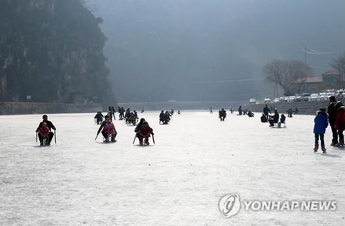<주말 N 여행> 영남권: 칼바람 이기며 '얼음 위 씽씽∼'…안동암산 빙질 '굿' - 3