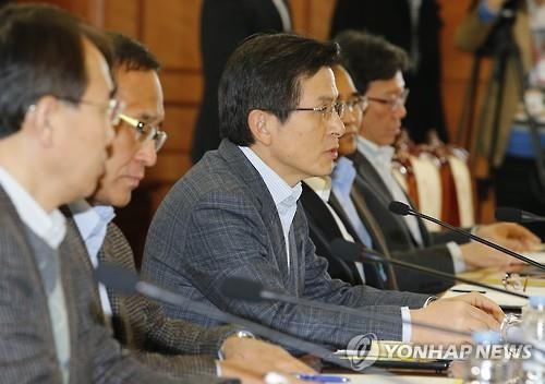 황총리 "공항 안전위협 용납안돼…이중·삼중 대책 마련" - 2