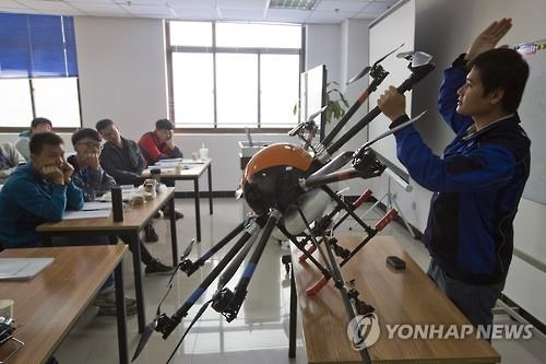 중국, '드론강국' 굳히기…수요 1만명 예상에 조종사 학원 성황 - 2