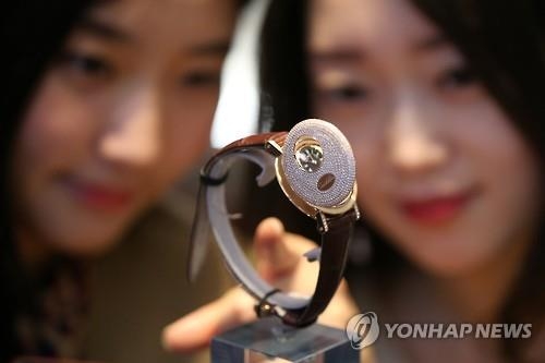 불황에도 쓸 사람은 쓴다…백화점 VIP 고객 10% 늘어 - 2