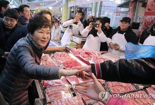 朴대통령 "경제활성화법 통과에 상인분들 힘 보태주세요"(종합) - 2