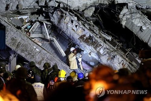 대만 지진 사망 18명…매몰 152명 구조 손길 기다려 - 2