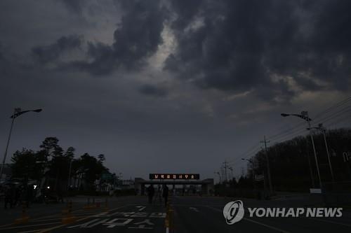 <개성공단 중단> "북한군 총 들고 경계…맨몸으로 돌아왔다"(종합) - 4