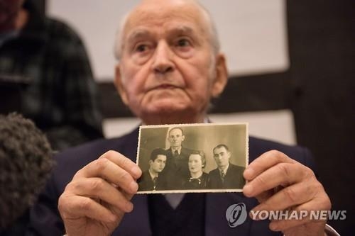 < SNS돋보기> 94세 아우슈비츠 경비 법정에 세운 독일…"저게 양심이다" - 2