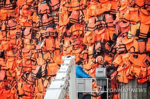 난민 구명조끼로 뒤덮인 독일 랜드마크…아이웨이웨이 작품 - 3