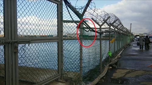 '공항 이어 인천항도 뚫렸다'…외국 선원 2명 밀입국(종합) - 2