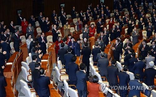 與 "朴대통령 신뢰·경고·통합 메시지…野 협조해야" - 3