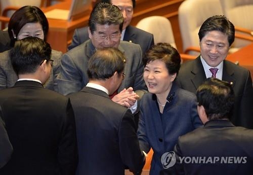 군청색 바지정장 '전투복' 朴대통령…두 차례 주먹 불끈 - 3