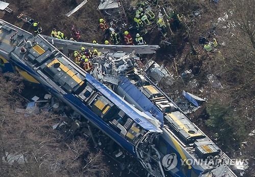 독일 검찰 "11명 사망 열차 충돌사고는 인재…신호 잘못" - 2