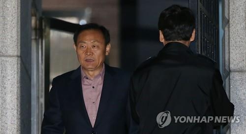 '성추행 금품무마' 포천시장 항소심서 집행유예 - 2