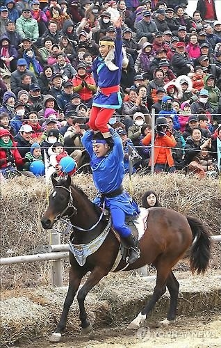 희망은 들불타고 세계로…봄날에 제주들불축제 '활활' - 4