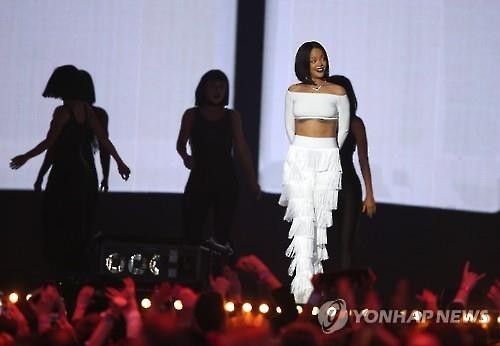 아델, 브릿 어워즈 휩쓸다…'올해의 앨범' 등 4관왕 - 5