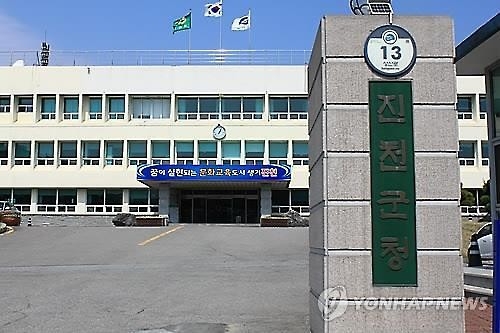 "미꾸라지 풀어 모기 잡는다"…진천군 3년째 '친환경 방역' - 3