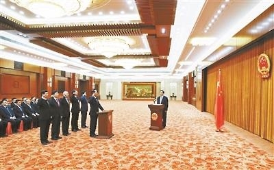 中 전인대 처음으로 '헌법선서'…인치→법치 이뤄지나 - 2