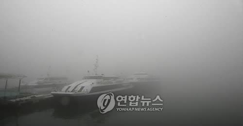 인천 앞바다 짙은 안개…전 여객선 운항 일시중단 - 2