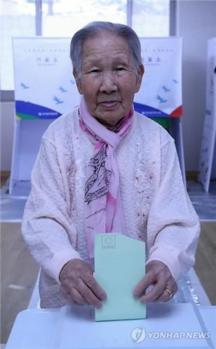 <선택 4.13> 100세, 106세, 110세…고령자들 투표 행렬(종합) - 3