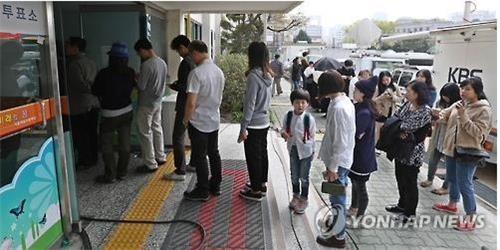 "투표하고 나들이"…화창한 중부 '북적', 비 내린 남부 '한산' - 3