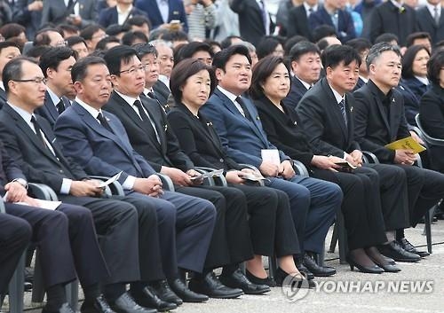 野, 세월호 2주기 '조용한 추모'…"세월호법 개정" - 2