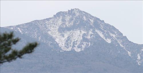 한라산에 눈 내려 때아닌 '겨울 풍경'…1㎝ 적설(종합) - 3