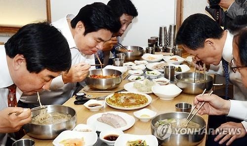 "두 野 모시며 잘 비벼야" 비빔냉면 시켰지만…'언중유골'(종합) - 2