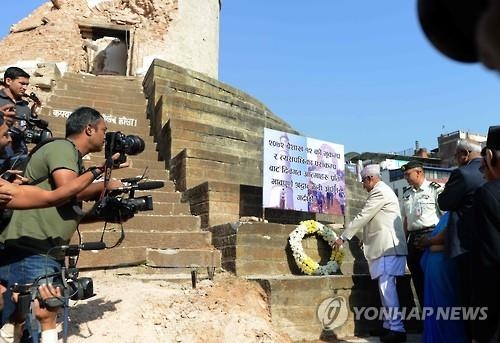 네팔대지진 1년 추모식…"아직도 400만명이 천막에 산다" 시위 - 2