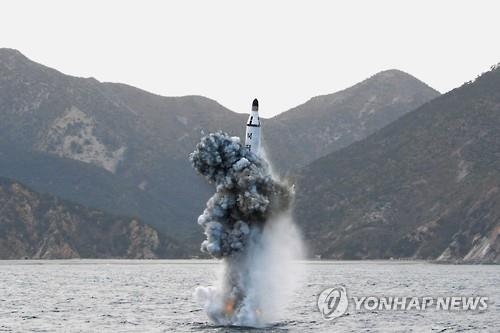 < SNS돋보기> 북한 잠수함 미사일 시험발사에 "우리도 대응을…" - 2