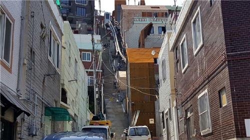 부산 초량 168계단 모노레일 준공…지역 명물 기대 - 3