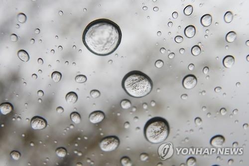 충북 북부 산발적 빗방울…미세먼지 농도 '보통' - 2