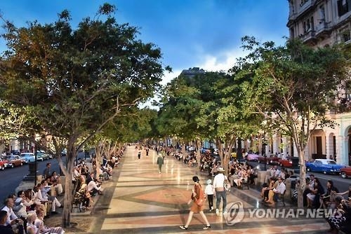 <르포> '멀리서라도'…샤넬 패션쇼 찾은 쿠바 아바나 청춘들 - 4