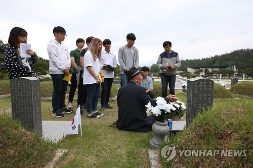 추모객 이어진 5·18 묘지…이야기로 전하는 그날의 기억들 - 2
